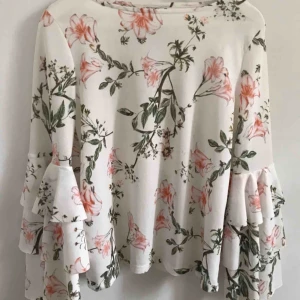  - Jättefin och somrig blus från Gina Tricot i storlek 38, lappen är dock bortklippt. 