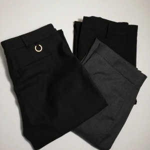  - Kostymbyxor i storlek 34! Alla för 200 eller 100 kr/st. Paren till höger är från Zara och paret till vänster är från STOCKH LM. 