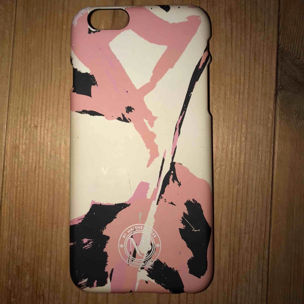 Plånboksskal iPhone 6/6s rosa (OANVÄNT) - 50kr Malene Birger skal iPhone 6/6s (FINT SKICK) - 80kr Michael Kors skal iPhone 5/5s (FINT SKICK) - 100kr HOLLISTER skal iPhone 5/5s (ANVÄNT SKICK) - 60kr Vitt silikon skal iPhone 5/5s (FINT SKICK) - 20kr . Accessoarer.