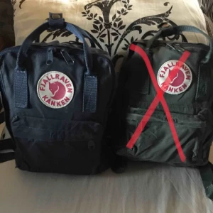  - Äkta fjällräven Kånken mini Mörkblå och militärgrön i topp skick.  200/ st  ENDAST SERIÖSA KÖPARE TACK! 