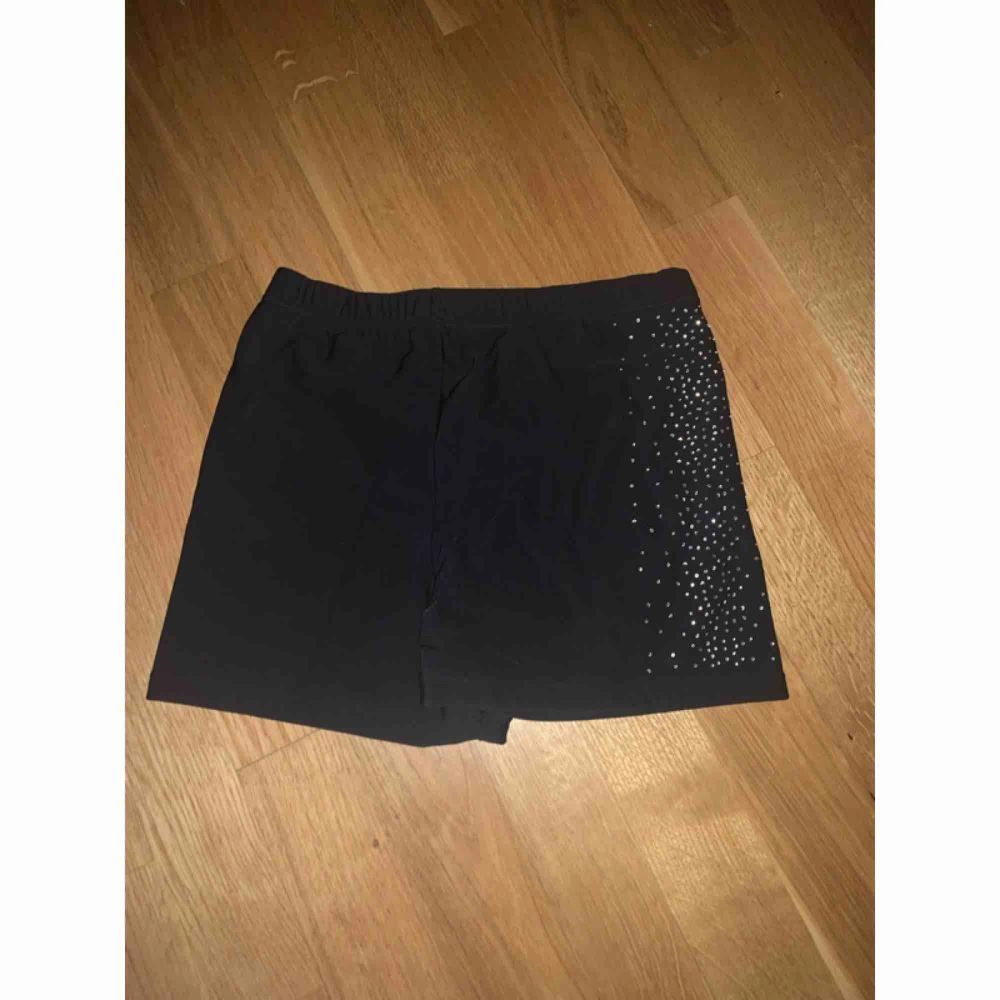 Svarta konståknings shorts, kan användas till vad som helst egentligen. Mjukt material inuti . Shorts.