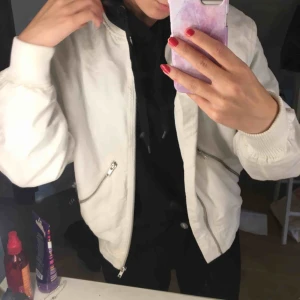  - Snygg bomberjacka från Weekday, inte mycket använd alls. Köpt för 600kr.