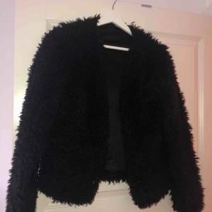  - Lurvig svart jacka. Lite tunnare men värmer ändå!