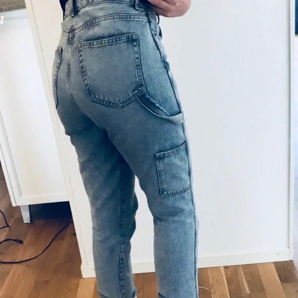 Snygga jeans med snygga detaljer   . Jeans & Byxor.