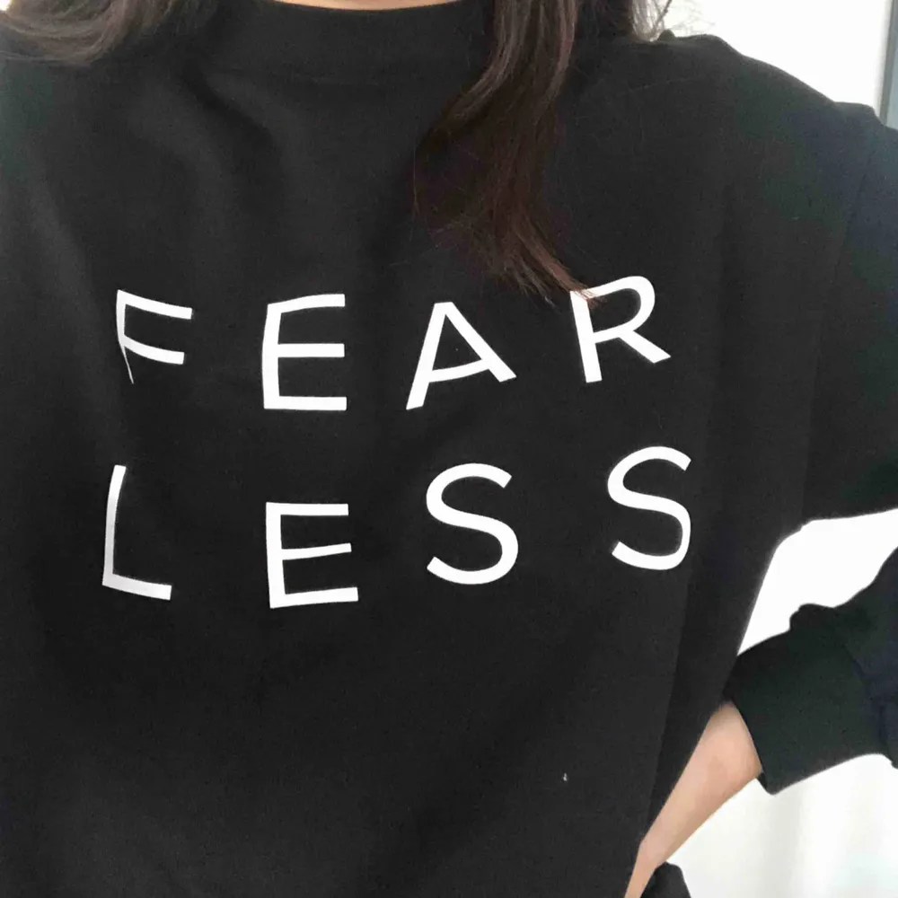 Svart sweatshirt med texten ” fearless ” från NA-KD! Dm vid intresse 🥰. Hoodies.