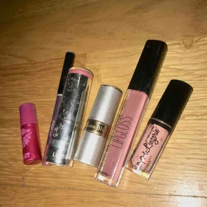  - Massa läpp produkter! Litet rosa läppglans pigmenterat  full 10 kr,Läpp penna hälften 25 kr Rosa läppstift testat 30 kr Rött läppstift extremt pigmenterat räcker långt, 25 kr Läppglans nytt, 25 kr Nyx liquid lipstick nytt 45 kr Allt för 140kr