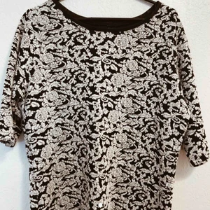  - Snygg mönstrad t-shirt  Lite tjockare tyg  Storlek L men skulle mer säga M 