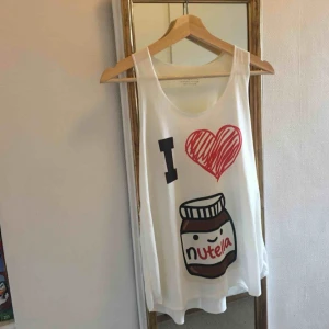  - Roligt linne för den som verkligen älskar nutella😉 Vet tyvärr ej vilket märke den är eller vilken strl den är i men skulle gissa S-M! köparen står för frakt <3 