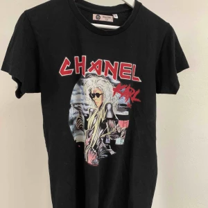  - T-shirt från Dr.fake i storlek S.  Fint skick!   Finns i centrala Göteborg, annars står köparen för frakt. 