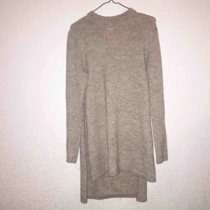  - Lång stickad tröja med slits i sidan, endast använd nån enstaka gång men är i nyskick! Superskön, sticks inte! 