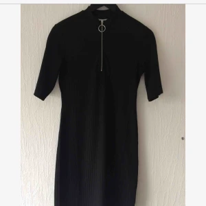  - Fin, figurnära klänning från Weekday. Väldigt lite använd så i bra skick!  Kan mötas upp i Malmö, annars tillkommer fraktkostnad.