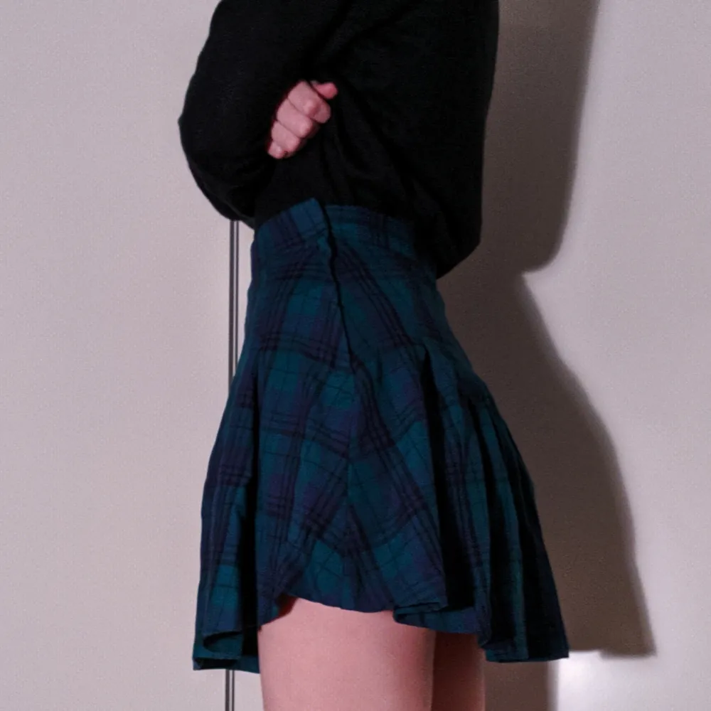 Rutig plisserad kjol från H&M divided. Storlek 32.. Övrigt.