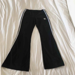  - Adidas flare track pants. svarta utsvängda skitsnygga byxor från adidas. använda kanske 10ggr så i bra skick! frakt tillkommer. kolla mina andra annonser också, så kan jag skicka flera grejer på samma gång om det finns intresse😌🌞