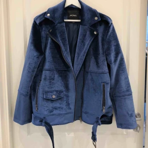  - Blå jacka från Monki i sammet i stl S, frakt tillkommer<333 