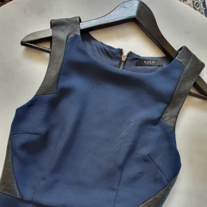  - Marinblå insydd klänning med fejk skinn detaljer   Kan mötas upp i Huddinge, Älvsjö, Årsta, Globen & Västberga