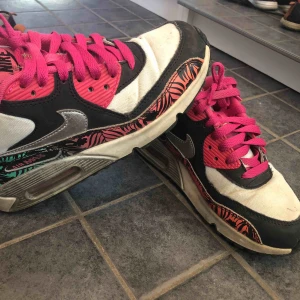  - Nika air Max. Lite smutsiga- ej tvättade.  Köparen står för frakten 