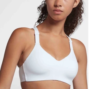 NIKE sport-bh  - HELT NY sport-bh från Nike. Passar D-F kupa. Nypris 579 kr, endast testad. Säljer pga bestämde mig för sent :( High-support och så snygg!