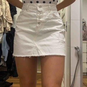  - Sliten, vit jeanskjol från Zara i väldigt bra skick. 