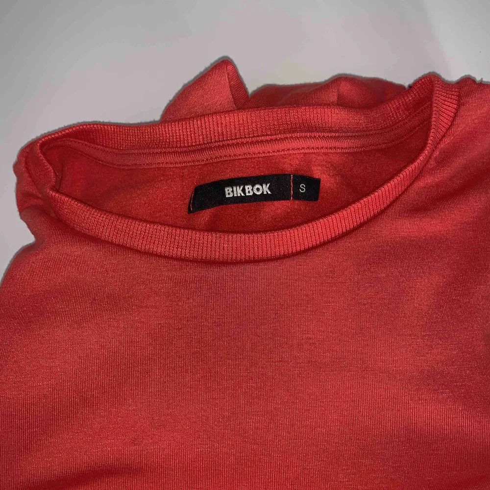 Jätte fin röd/orange sweatshirt från Bikbok, använd 1 gång Köpare står för frakt. Tröjor & Koftor.