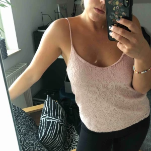  - Gulligt ljus/baby-rosa spetslinne (inte seethrough) från Bikbok. Storlek XS men skulle mer säga att det är en S!