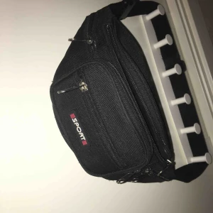  - Skit tung magväska. Köpt för 450 använd en del men i toppen skick.  Eventuell Frakt ingår i priset