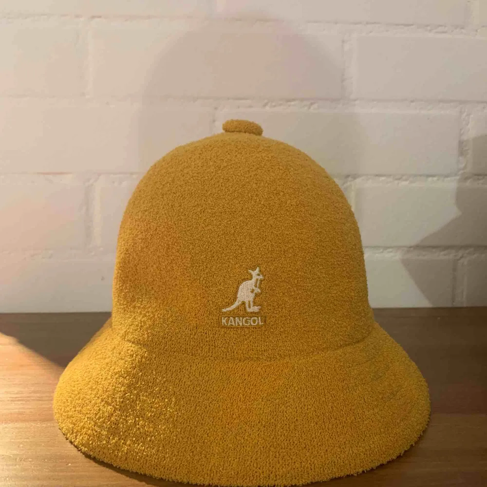 Kangol hatt strl. M i Bermuda Casual modellen 💕 Senapsgul färg, superfint skick! 700kr i nypris, säljer för 400kr. Accessoarer.