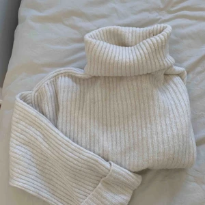  - Benvit ribbstickad tröja med krage från Gina Tricot. Ej sticksig och supermysig!! Passar XS-M.