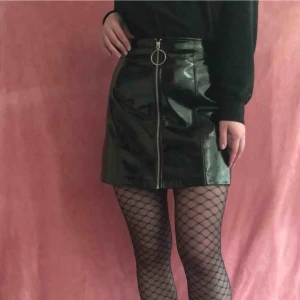  - Skit snygg lack kjol!  Oanvänd (: