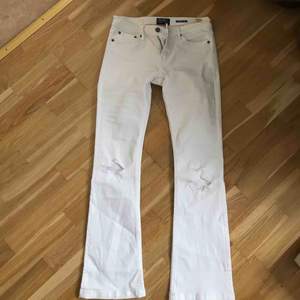 Jag säljer ett par vita bootcut jeans från Crocker, (Gjort hålen själv på knäna) Säljer pga för korta i benen   Nypris: runt 599:- Mitt pris/utgångspris: 100:- Om du är intresserad lägg ett bud!