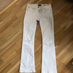  - Jag säljer ett par vita bootcut jeans från Crocker, (Gjort hålen själv på knäna) Säljer pga för korta i benen   Nypris: runt 599:- Mitt pris/utgångspris: 100:- Om du är intresserad lägg ett bud!