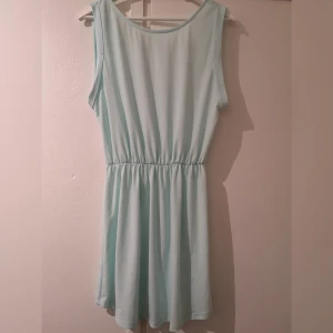  - Söt klänning med djup rygg och större öppning vid armarna. Lappen med märke och storlek bortklippt då den syntes genom tyget. 