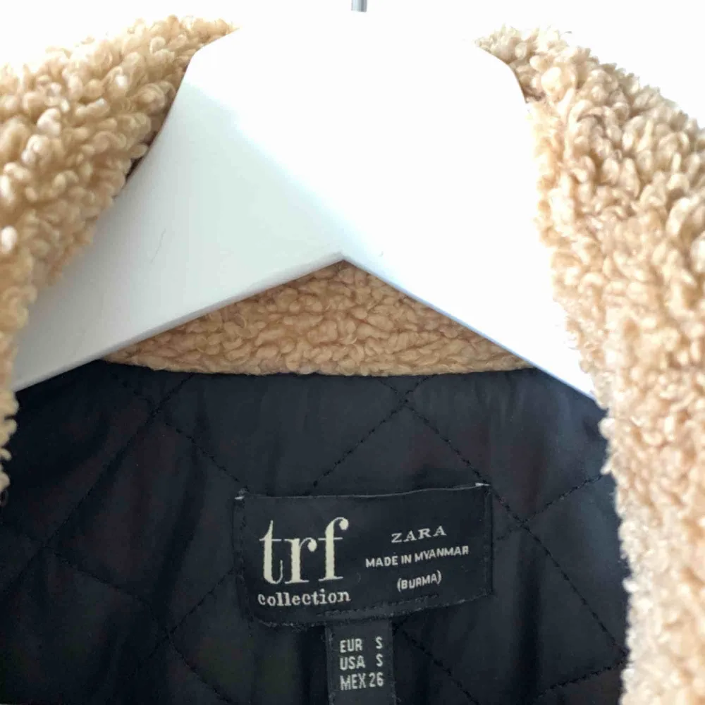 Supersöt teddy jacka från Zara i storlek S. Modellen är lite oversized så passar M också! Köpt för 800kr i butik.. Jackor.