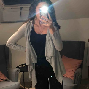  - Grå kofta, perfekt till hösten! Jätteskön och bra kvalitet. Du betalar för frakten. 