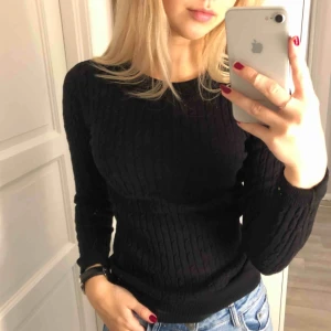  - Svart kabelstickad tunn tröja. Frifrakt🤗