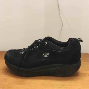  - Svarta retro skor stl 37-37.5 i bra skick. Skriv om du har några frågor!