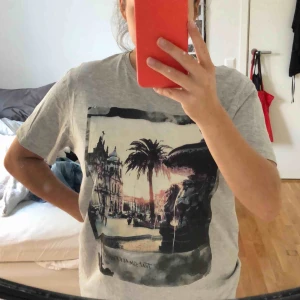  - Oversized grå tröja, köpt på Esprit. Aldrig använd Köparen står för ev. Frakt men kan mötas upp i Lund/Malmö 