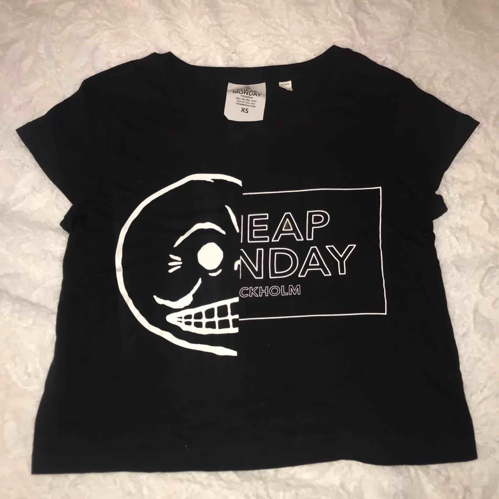 Cropped t-shirt från Cheap Monday. Mycket bra skick! Frakt tillkommer💞. T-shirts.