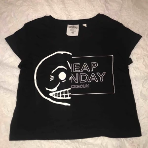  - Cropped t-shirt från Cheap Monday. Mycket bra skick! Frakt tillkommer💞