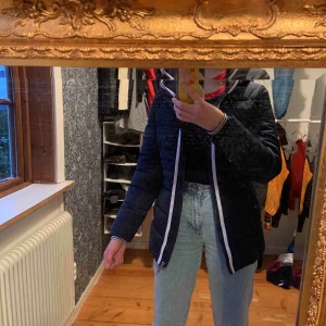  - En mörkblå vinterjacka ifrån TOMMY HILFIGER. Storlek XS. Säljer den för att jag har växt ur den. Varm och skön. Superfin. Toppskick. Bud från 250.