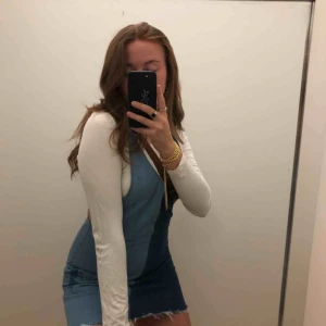  - As cute jeansklänning, använd ca 3ggr. Säljer för att den är för liten som du ser på bilderna. 