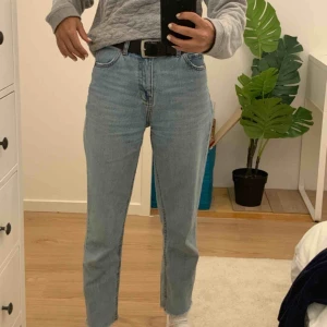  - Säljer mina absolut favorita ljusblåa retro jeans från Pull n Bear. En riktig must have✨💕 Använt ett par gånger men är fortfarande i bra skick. Liknar Levi’s 501:s. 