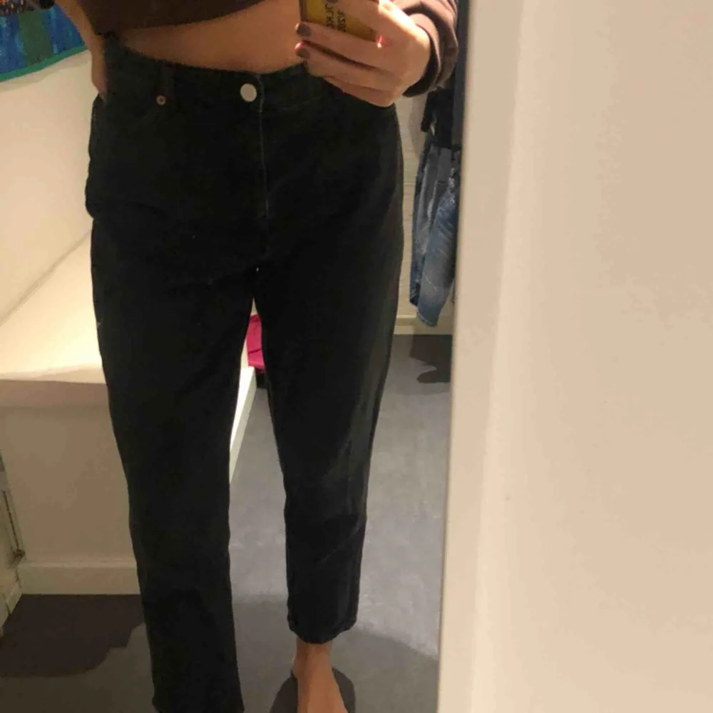 Taiki jeans från monki (mom jeans ungefär) i storlek 30, jag är 167 cm. Modellen på bilden är 170 cm o bär storlek 26. Använda men i bra skick, säljer pga för stora.  Fraktkostnad tillkommer 👻. Jeans & Byxor.