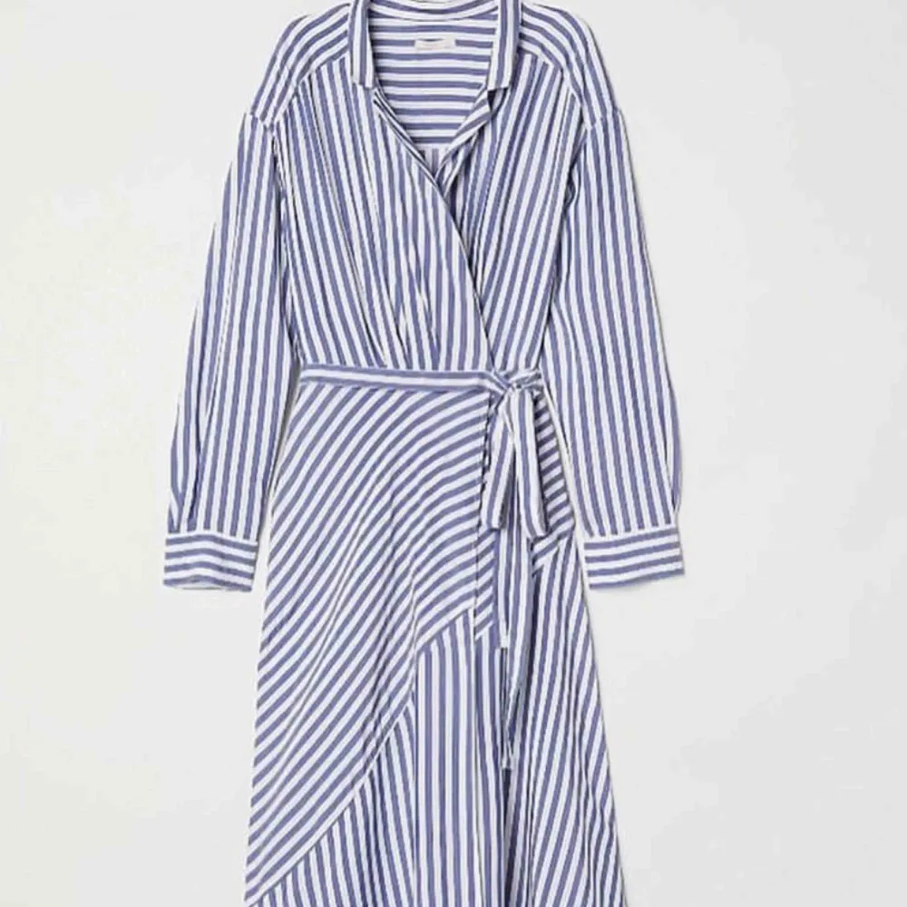 Skjortklänning från H&M. Använd fåtal gånger, superfint skick! Möts upp vid T-centralen/Åhléns City eller fraktar (frakten kostar 50kr). Betalning sker via swish 🥰. Klänningar.