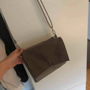  - ljusgrå väska, jätterymlig och fin! använd fåtal gånger, köparen står för eventuell frakt!