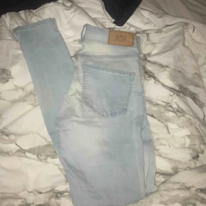  - Super snygga jeans som sitter jätte skönt och formar bra. Storlek s/m Liknar jeggings i materialet. Knappt använda Mellanmidjade men ganska höga.