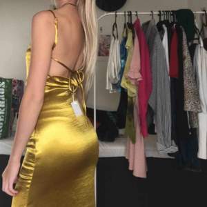 en jättefin guldig klänning, prislapp fortfarande kvar🤩 köparen står för frakt