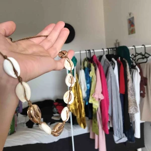  - snäckhalsband från weekday💕 köparen står för frakten