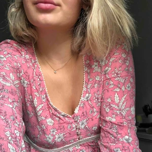  - Assöt rosa blus med lite blommor. passar fett bra till blå/ mörkblå jeans😍💗 frakt kommer