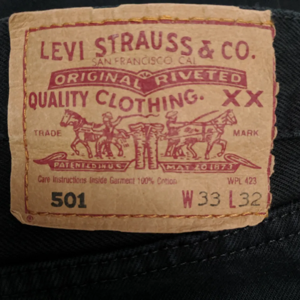 Svarta levis jeans i 33/32, väldigt bra skick! :)). Jeans & Byxor.