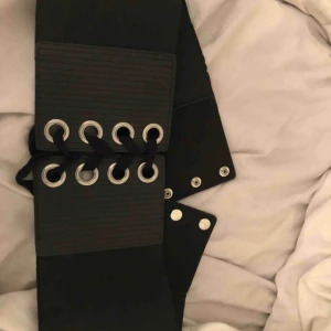  - Korsett liknade bälte att ha i midjan. Går att justera i storleken med hjälp av snörningen. Möts upp i Falkenberg eller så står köparen för frakt  